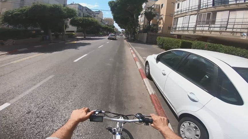 רכיבה על אופניים צמוד למדרכה