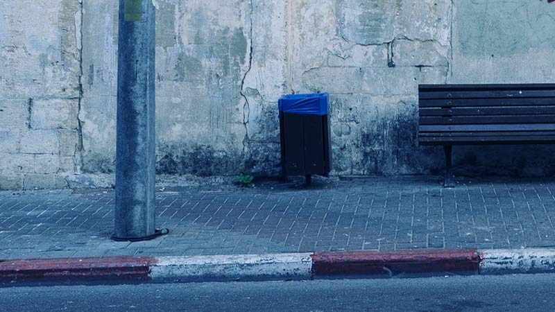 אבן שפה מדרכה צבועה באדום לבן