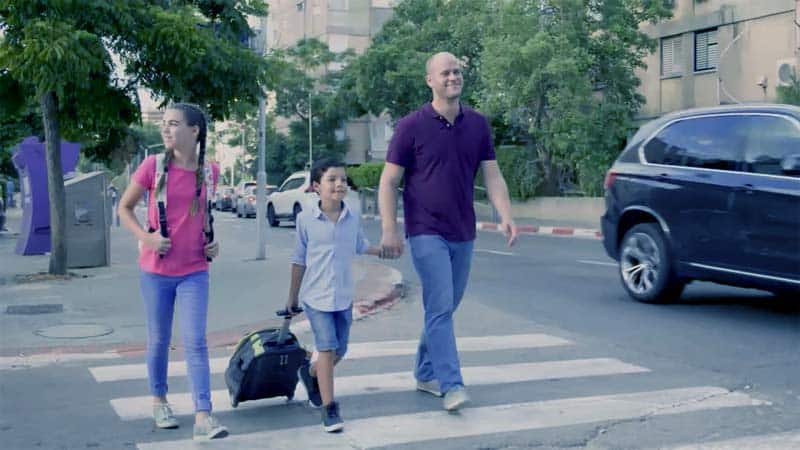 הורה וילדים חוצים כביש